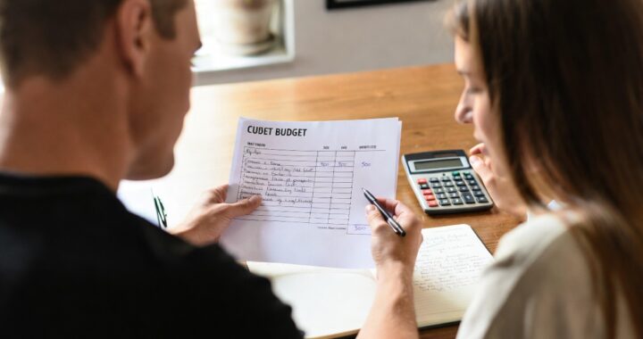 Presupuesto mensual para parejas que viven juntas por primera vez.