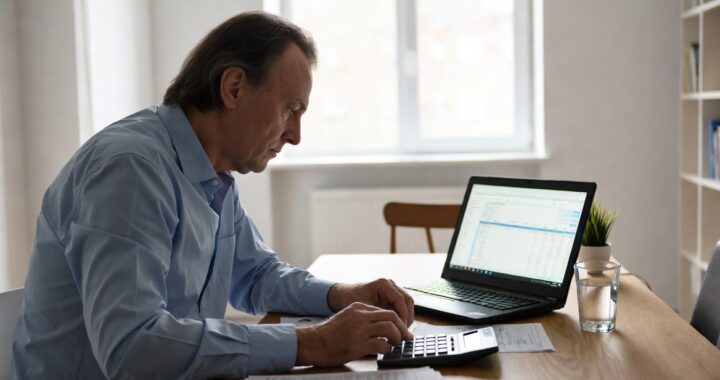 Finanzas personales después de los 50: cómo organizar tu dinero y asegurar tu futuro.